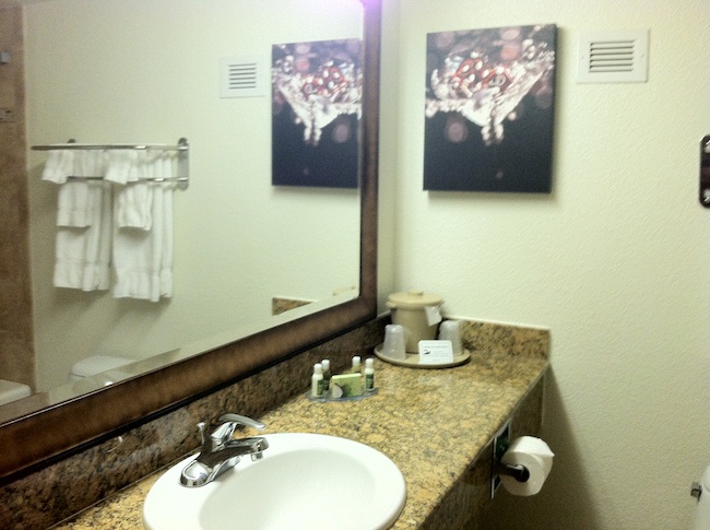 The D Hotel - King Room Bathroom